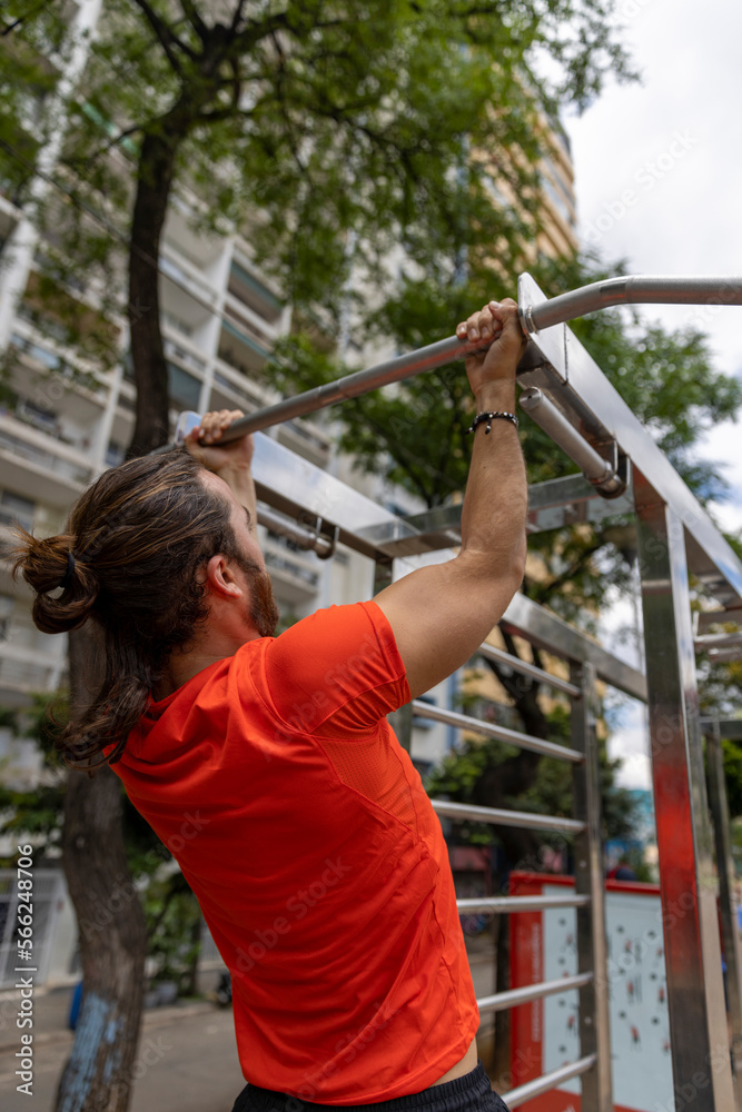 Obraz premium Man exercising in park