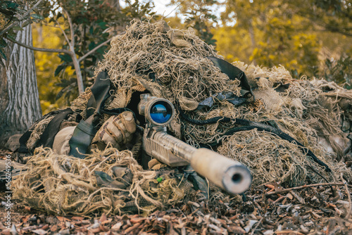 Mira del arma de un soldado francotirador photo