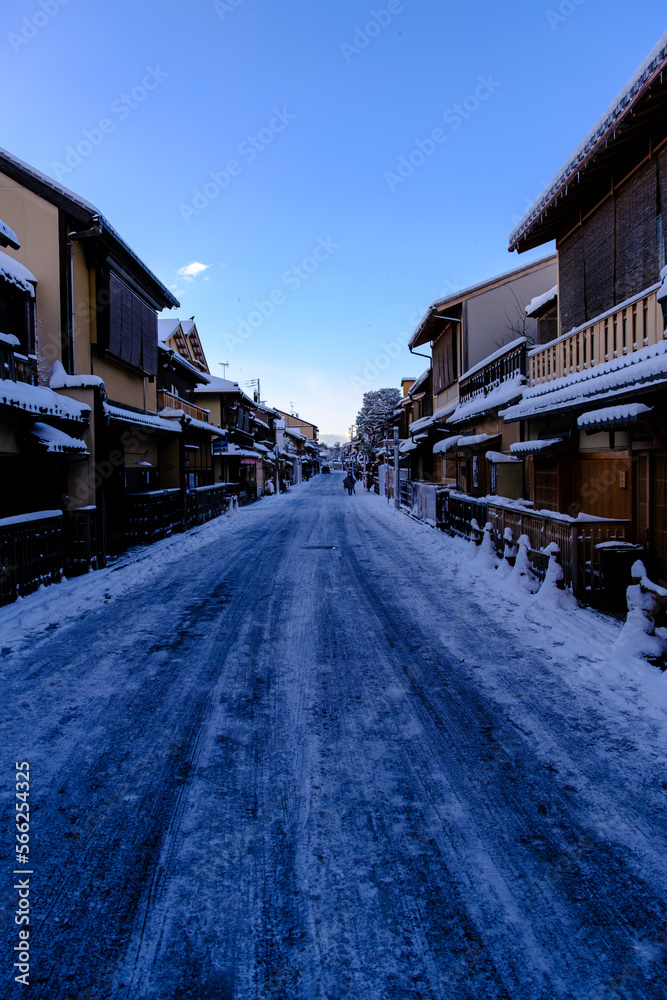 Fototapeta premium 2023/1 京都市 早朝 大雪 花見小路通