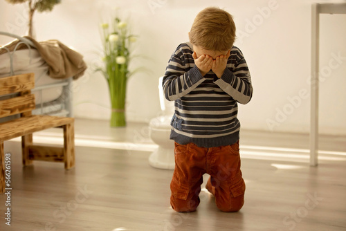 Photographie Little toddler child, boy,  pee in his pants while playing with toys, child dist