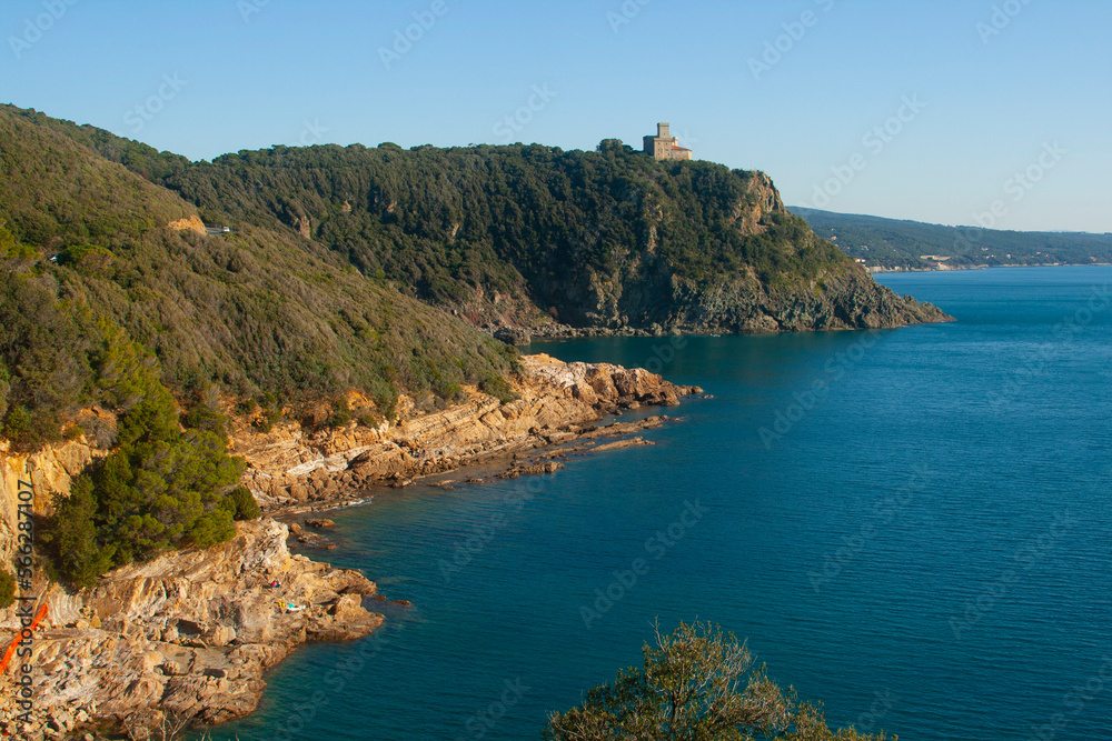 Italia, Toscana, Livorno, costa del mare a Calafuria  e castello Sonnino.