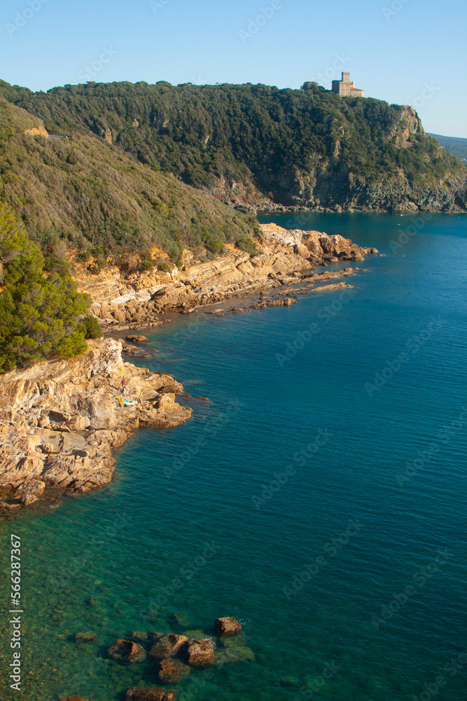 Obraz premium Italia, Toscana, Livorno, costa del mare a Calafuria e castello Sonnino.