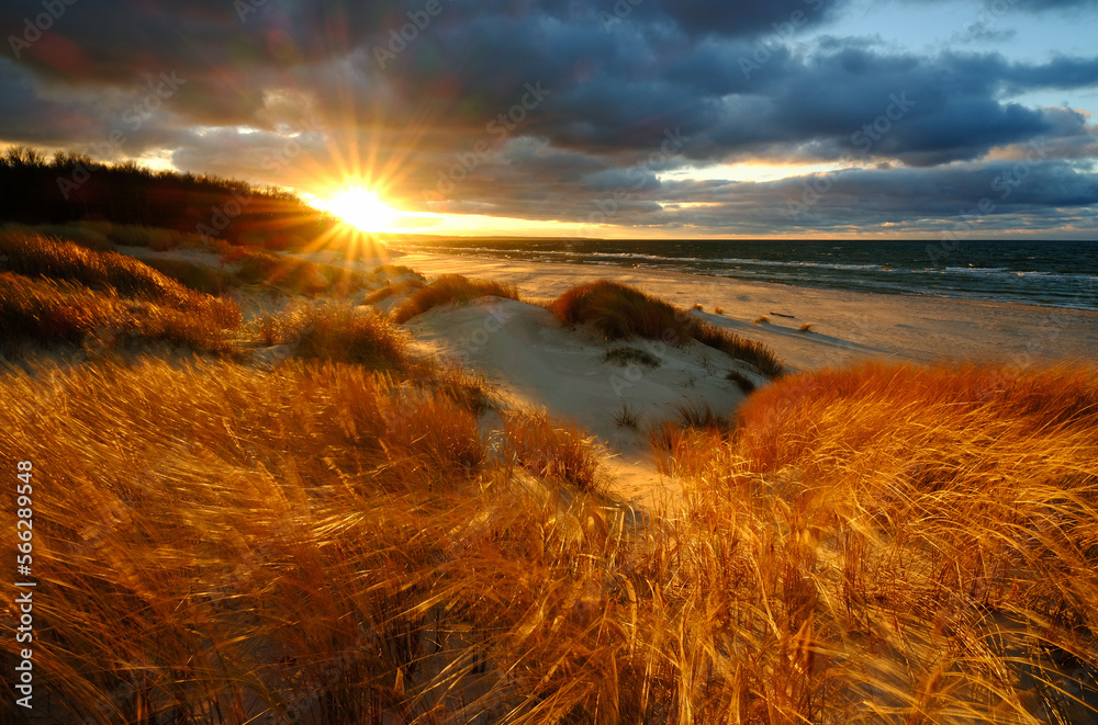 Fototapeta premium Piękny zachód słońca, nad wybrzeżem Morza Bałtyckiego, wydma ,plaża, morze