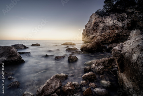 Paisaje del mar con una costa de piedras en la Cala Moraig © Clive
