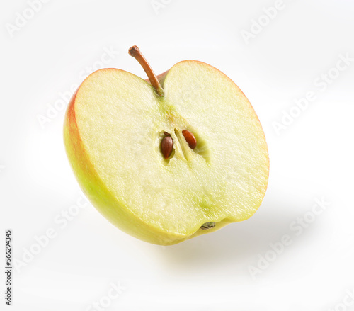 Halber Apfel mit Kerngehaeuse vor weiss