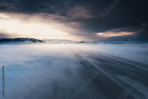 vereiste Straße im Sturm im Winter auf Island Sonnenuntergang