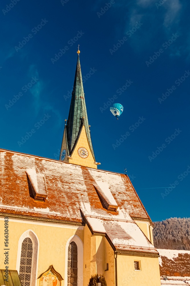  Beautiful church with a hot air balloon during the Montgolfiade Bildidee 
