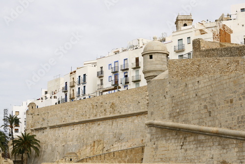 Fototapeta Naklejka Na Ścianę i Meble -  Peniscola, une ville touristique de la province de Castellon en Espagne, avec l'ancien village fortifié qui se situe sur une presqu'île , surplombant la mer méditerranée