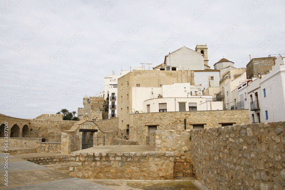 Peniscola, une ville touristique de la province de Castellon en Espagne, avec l'ancien village fortifié qui se situe sur une presqu'île , surplombant la mer méditerranée