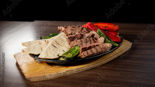 Fotografía corte de carne a la parilla acompañadas de salchichas y quesadillas. V4 photo