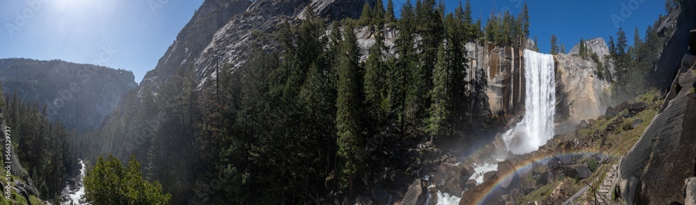 Fototapeta premium Vernal Falls panoramic view (Yosemite NP)