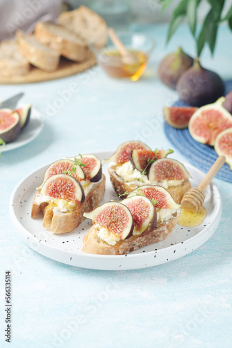Sandwiches with cottage cheese, honey and figs	