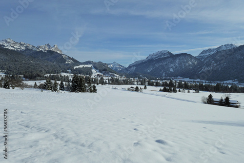 Winter im Tannheimertal mit Blick zur Ortschaft Grän, Läuferspitze, Schartschrofen, Gimpel und Rote Flüh, Gaichtspitze, Krinnenspitze und Litnisschrofen.