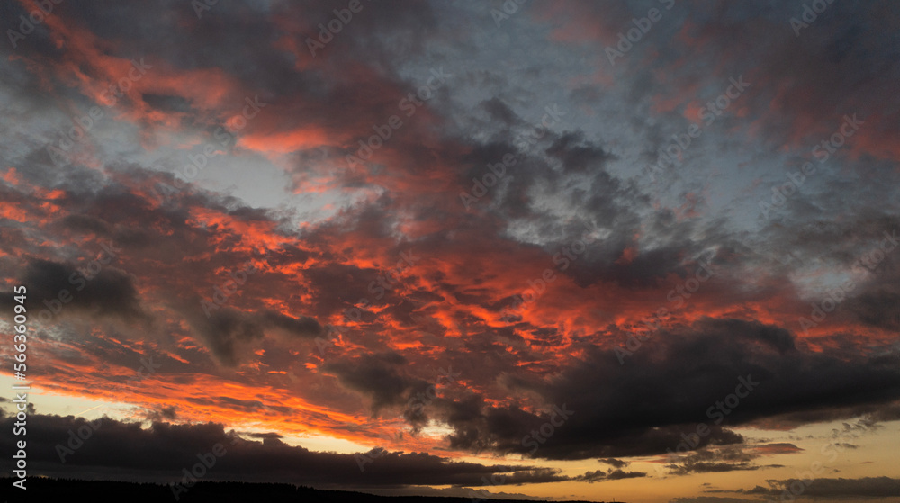 Les nuages du soir en feu dans un ciel d'hiver Les nuages du soir en feu dans un ciel d'hiver