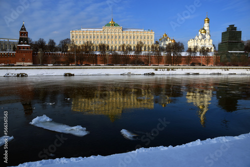 Obraz na płótnie The Grand Palace and ancient churches of Moscow Kremlin in winter. Blue sky background. w salonie