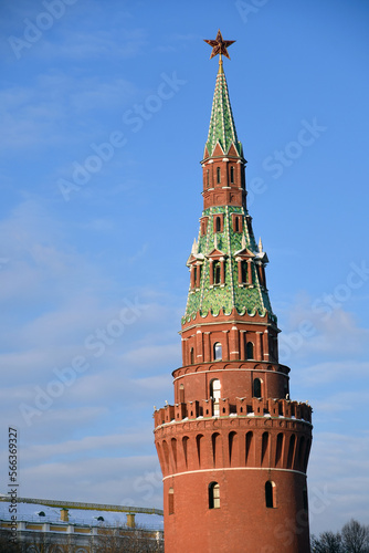 Obraz na płótnie Moscow Kremlin tower decorated by the ruby star at blue sky background w salonie