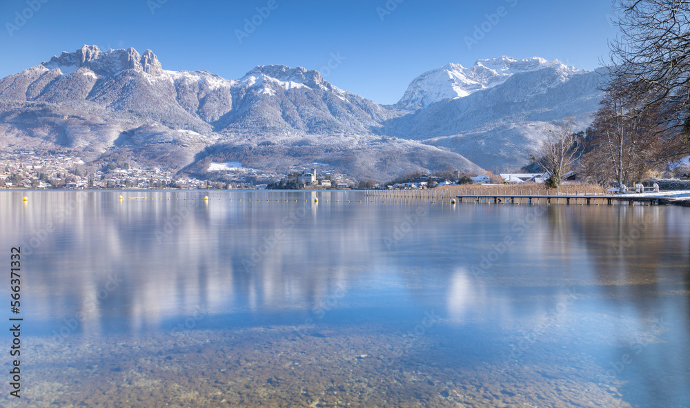 Reflet des montagnes sur le Lac d'Annecy