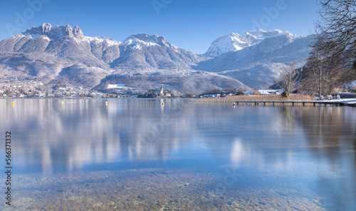 Reflet des montagnes sur le Lac d'Annecy