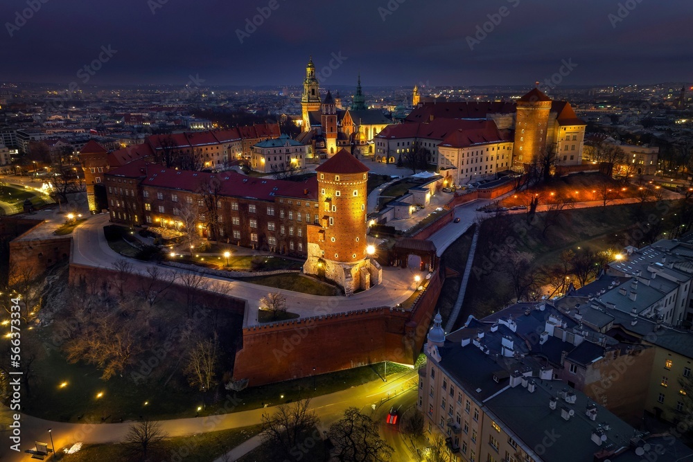 Fototapeta premium Widok Zamku Królewskiego na Wawelu o wschodzie słońca z drona