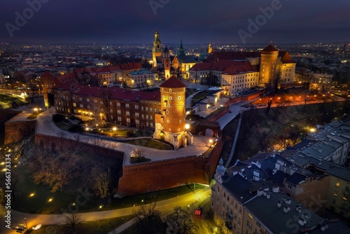 Widok Zamku Kr  lewskiego na Wawelu o wschodzie s  o  ca z drona