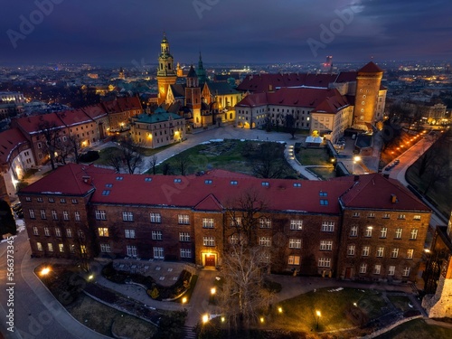 Wallpaper Mural Widok Zamku Królewskiego na Wawelu o wschodzie słońca z drona Torontodigital.ca