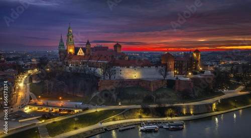 Widok Zamku Królewskiego na Wawelu o wschodzie słońca z drona