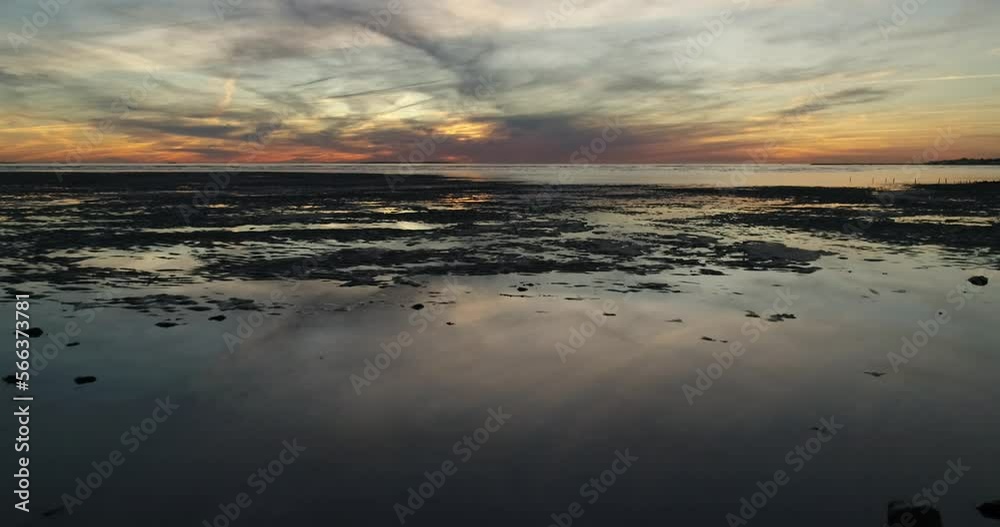 Vue aérienne, coucher de soleil sur l'océan, marée basse - chatelaillon plage - charente maritime, France