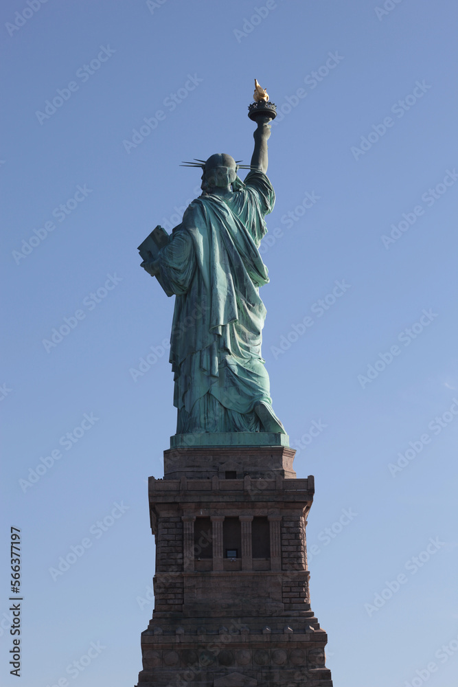 Obraz premium Back view behind the Statue of Liberty and pedestal in New York City 