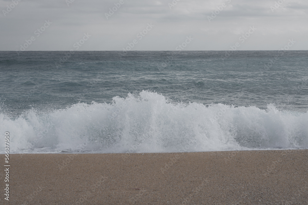 Fototapeta premium Playa de arena con las olas de fondo