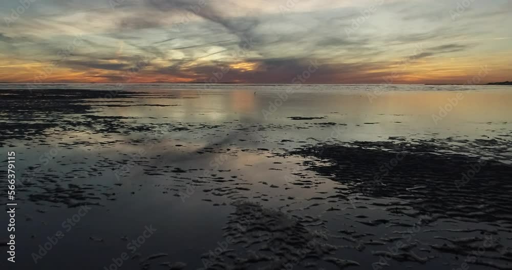 Vue aérienne, coucher de soleil sur l'océan, marée basse - chatelaillon plage - charente maritime, France