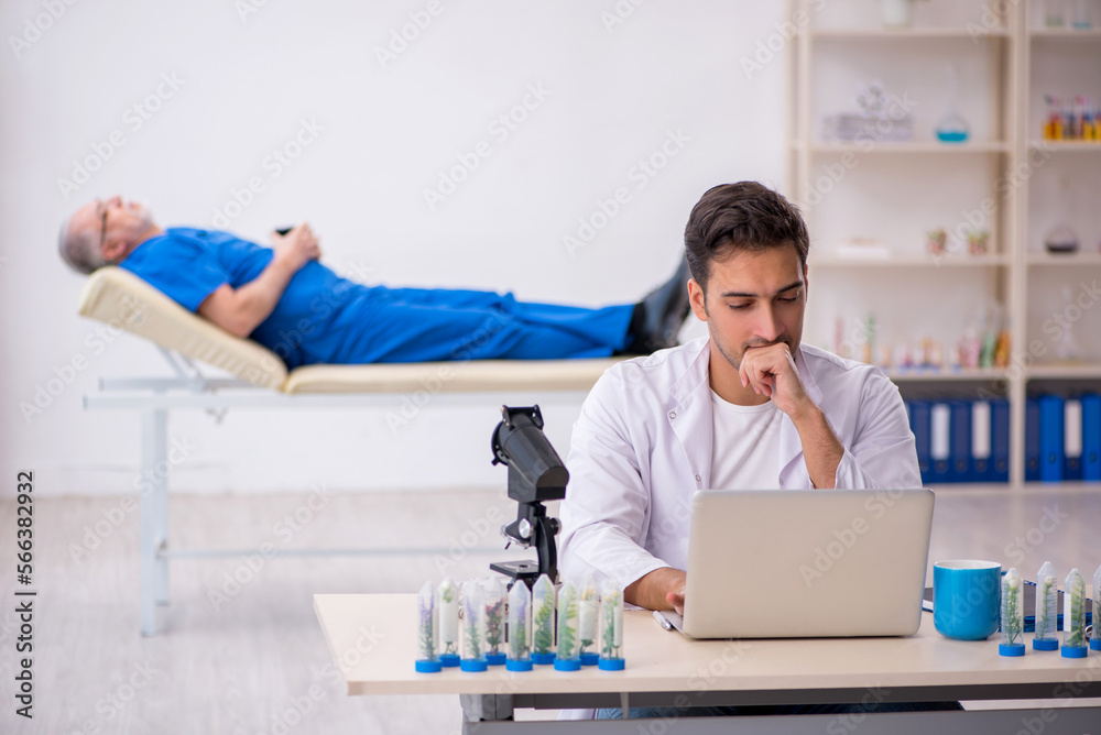 Obraz premium Two male chemists in drugs synthesis concept