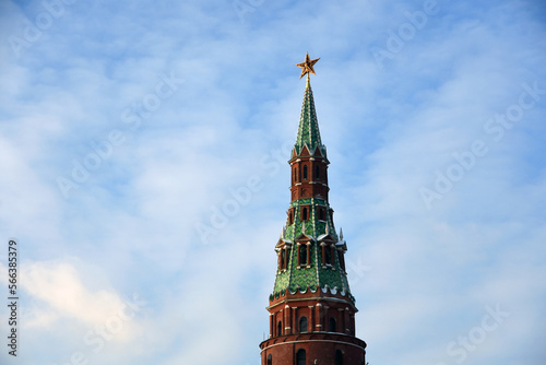 Obraz na płótnie Moscow Kremlin tower decorated by the ruby star at blue sky background w salonie