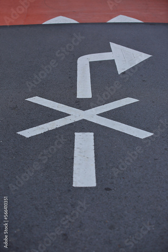 아스팔트 도로위 우회전 금지를 알리는 도로표시 화살표 © Zorba