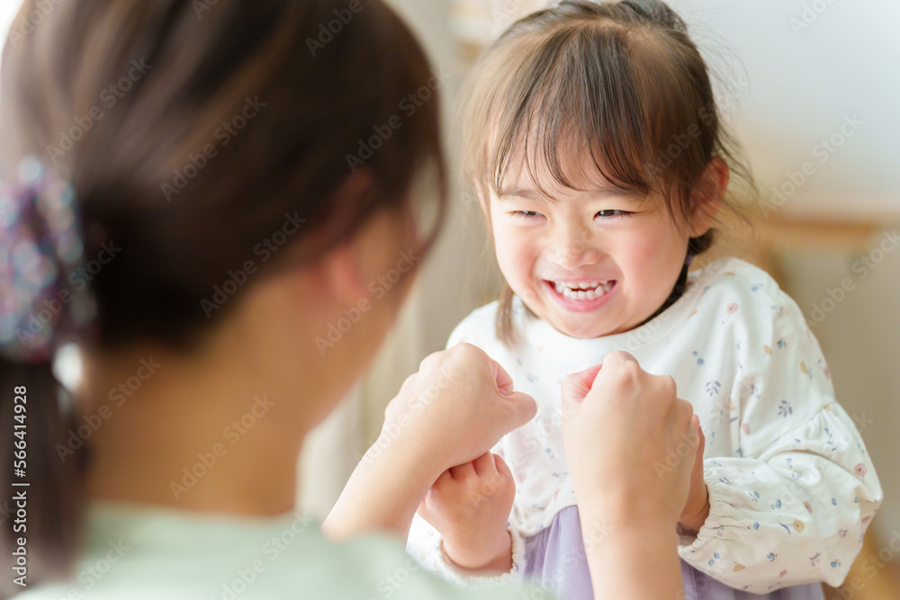 女の子と遊ぶお母さん 女の子と遊ぶお母さん