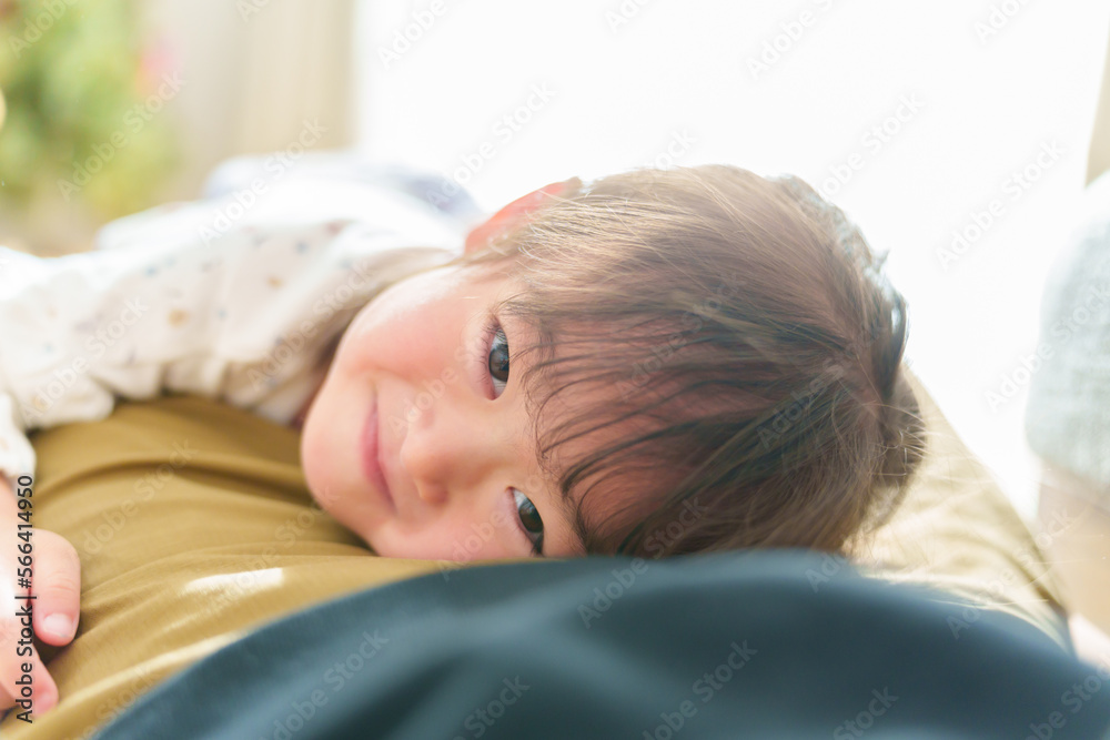 お母さんに甘える女の子 お母さんに甘える女の子