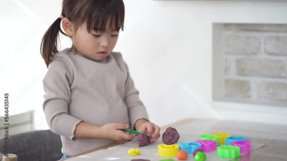 ねんどで遊ぶ女の子 ねんどで遊ぶ女の子