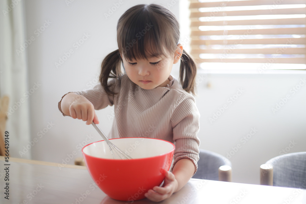 牛乳を飲む女の子 牛乳を飲む女の子