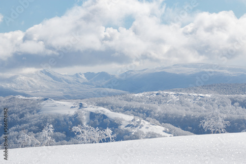 Φωτογραφία Snowy winter mountain landscape and white clouds on sunny day in Hokkaido backco