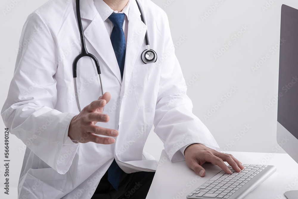 説明をする医師　Doctor