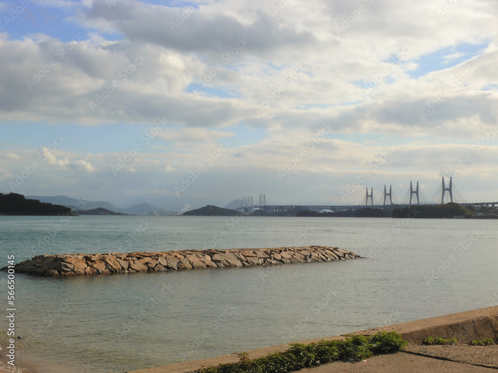 内海の防波堤。
背景は瀬戸大橋。
倉敷市下津井港。
The waterbreak in Japanese inland sea.
Background is Seto big bridge and shikoku island.