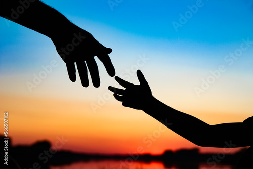 hands child with the parent silhouette