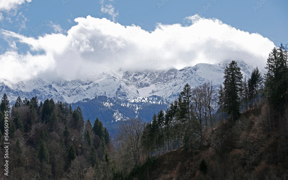 Schneebdeckte Berge in Garmisch Partenkirchen