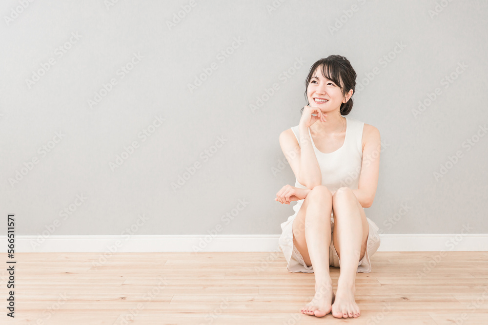 家のリビングに座って頬杖をついて考える美人のアジア人女性(美容・ダイエット・エステ・脱毛・美脚) 家のリビングに座って頬杖をついて考える美人のアジア人女性(美容・ダイエット・エステ・脱毛・美脚)
