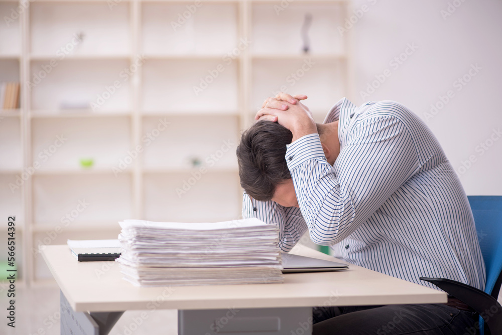 Obraz premium Young male employee working in the office
