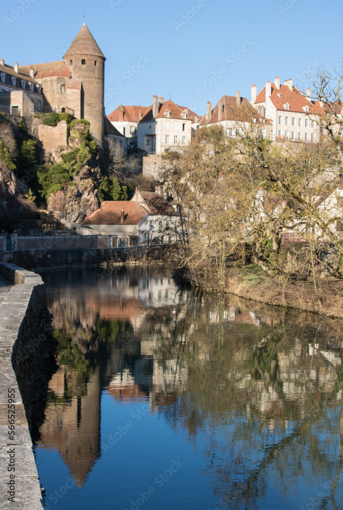 Semur-en-Auxois, ville touristique et  Site Patrimonial Remarquable, ses ruelles médiévales, son pont Pinard  et ses monuments en Auxois en bourgogne en France