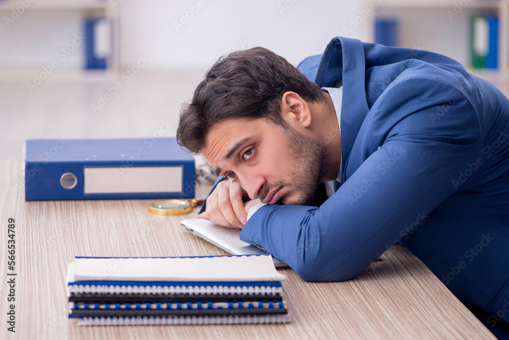 Obraz premium Young male employee working in the office