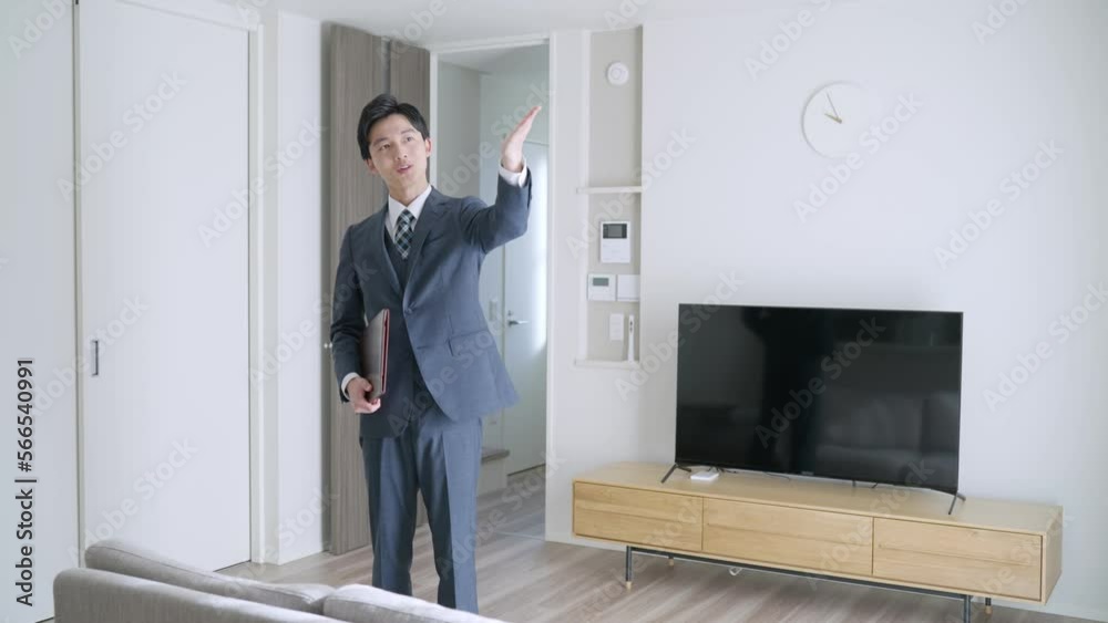 家を案内をする不動産営業マン（内見・内覧・マンション・アパート・ビジネスマン）