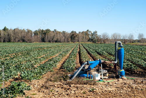 Photos Campo de cultivo con bomba de riego.