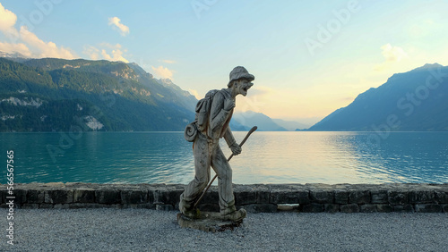 Brienzersee bei Interlaken in der schönen Schweiz mit fröhlichem Wandersmann geschnitzt