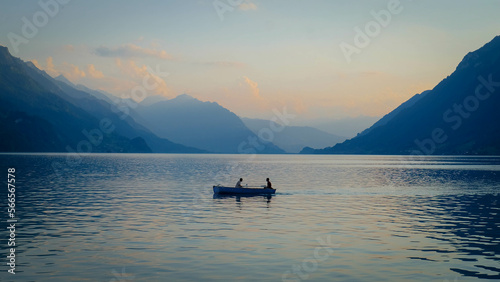 Brienzersee bei Interlaken in der schönen Schweiz mit Boot vor Sonnenuntergang